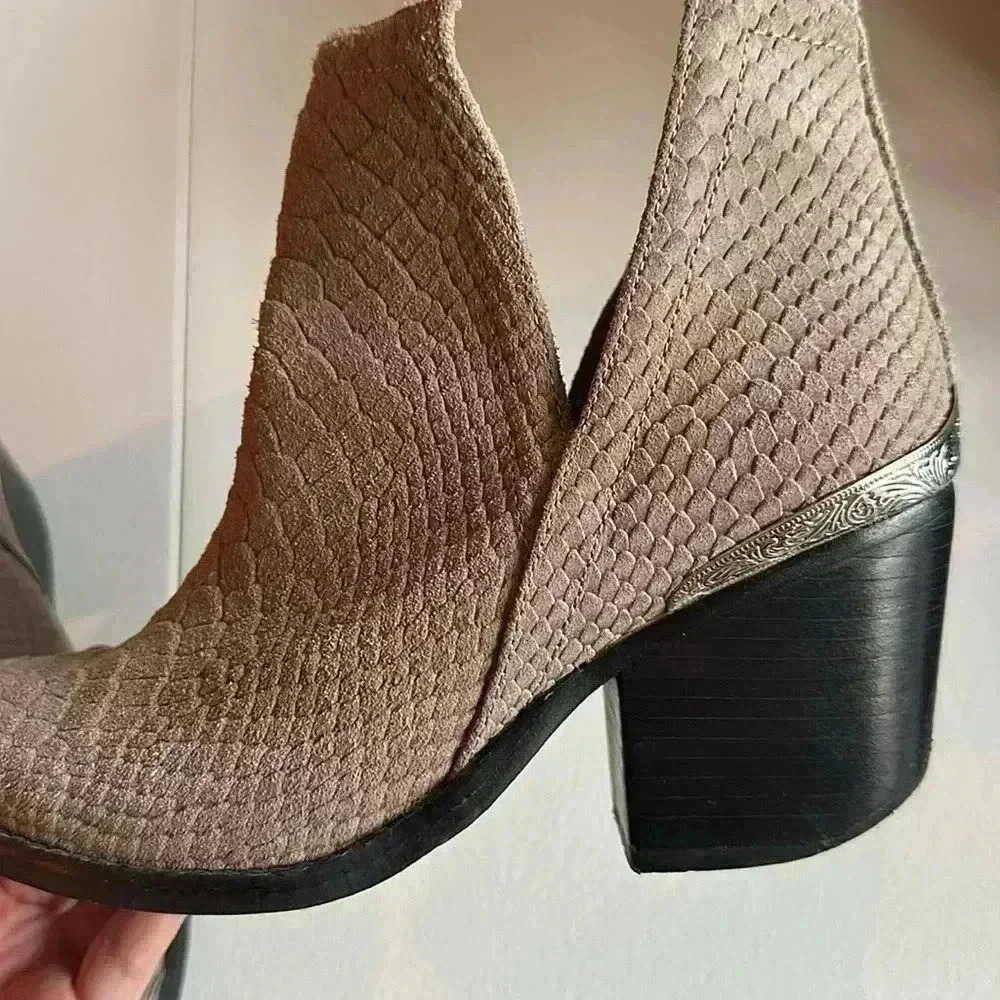 Jeffrey Campbell - Picture 8 of 10